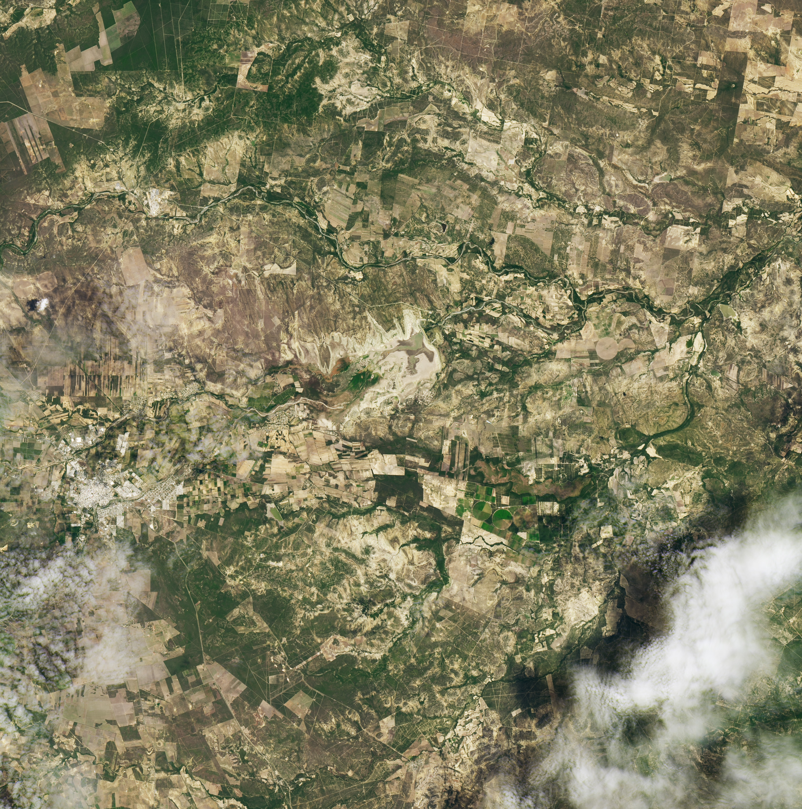 Zdjęcia wykonane przez Landsat 8 skłaniają do refleksji. W ciągu 7 lat zbiornik wodny zamienił się w pustynię